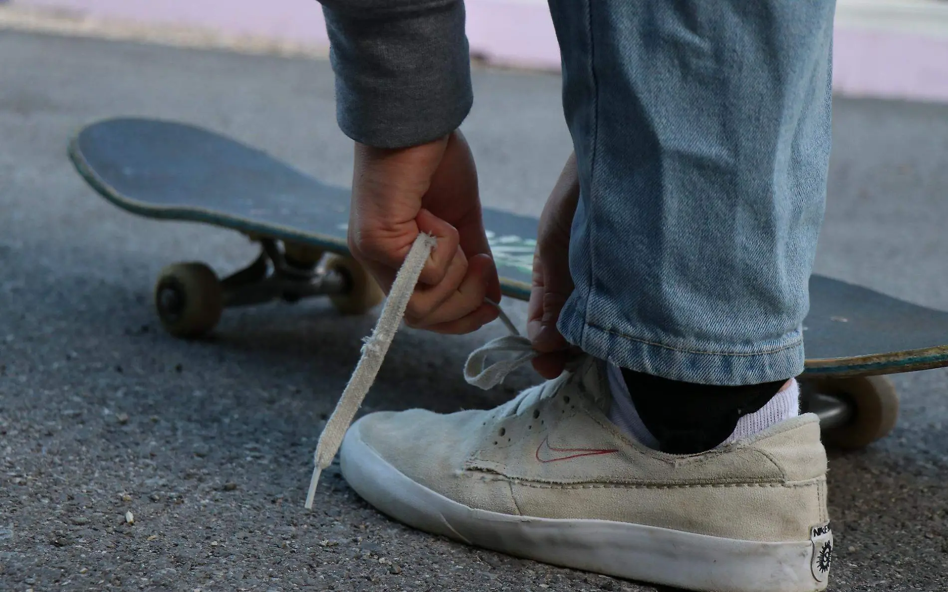 Estudiantes del Conalep Tampico llegan en patineta por falta de recursos